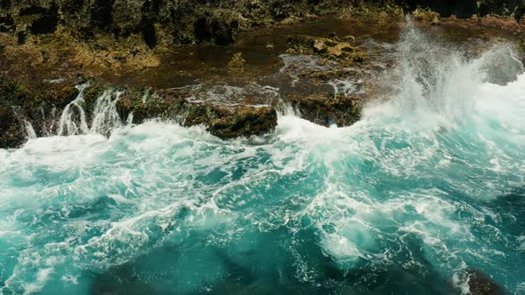 Ocean with Waves Crashing on the Shore alt