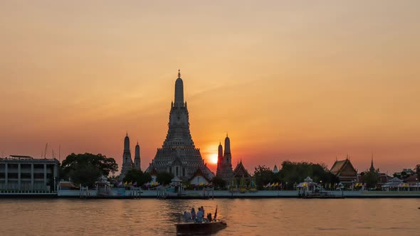 Wat Arun Ratchawararam (Temple of Dawn), Bangkok, Thailand; day to night, zoom out - time lapse