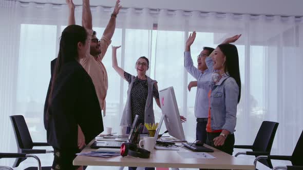 Successful Business People Celebrating Project Success at Office alt