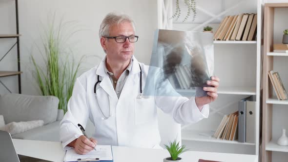 Lung Diagnostic Medical Examination Doctor Xray alt