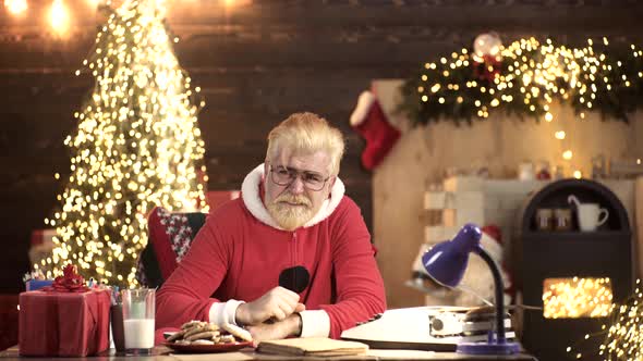 Funny Santa Cough at Home and Feeling Bad. Winter Spread of the Virus. Covid-19, Corona Virus, Sick alt