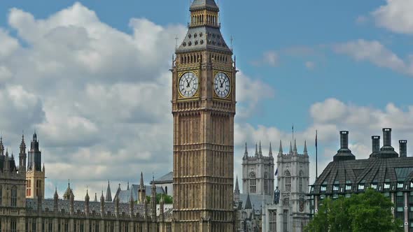 Time lapse of clouds with Big Ben on a sunny day. London, United Kingdom. alt