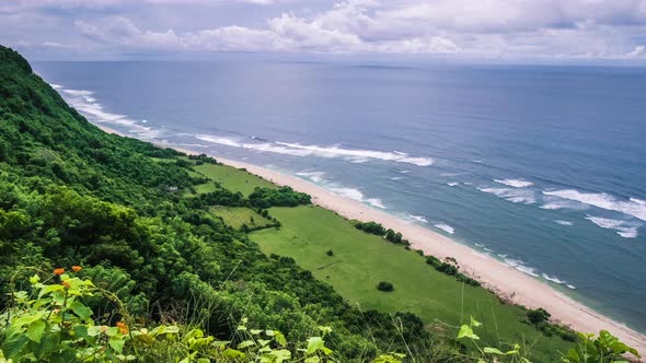 Timelaps of Rolling Waves To the Sandy Beach alt