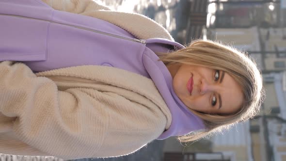 Vertical Video Woman Waiting alt