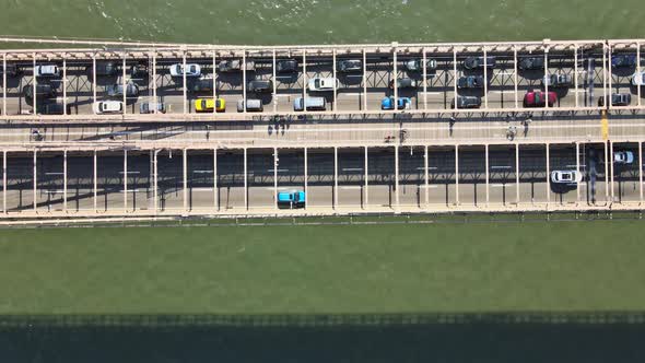 Drone Flying to Over the Brooklyn Bridge in Manhattan New York City U alt