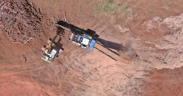 A Hydraulic Crane Loading for Shredding Machine in Roots Wood alt