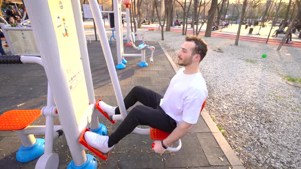 Man doing sports in the park. alt