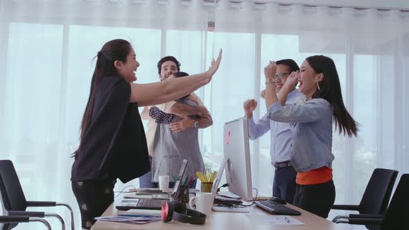 Successful Business People Celebrating Project Success at Office alt