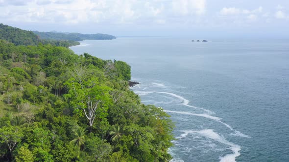 Aerial Drone View of Rainforest and Ocean on the Pacific Coast in Costa Rica, Tropical Jungle Coasta alt