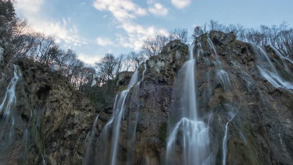 Timelapse of a waterfall in Plitvice Park alt