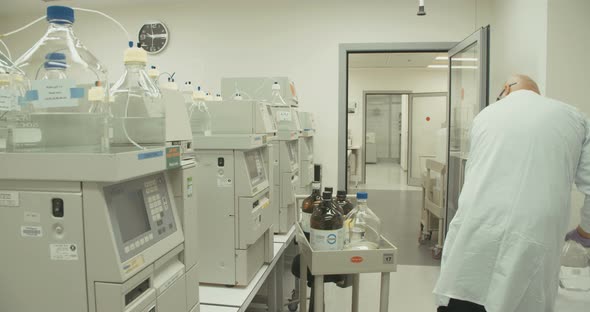 Scientist working with mass spectrometer in a pharmaceutical laboratory conducting experiments alt
