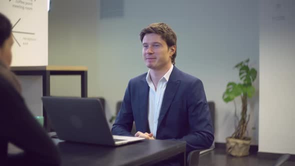 Job Interview in Modern Office alt