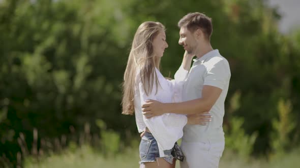 Couple Kissing. Romantic People In Love Kiss in Nature. alt