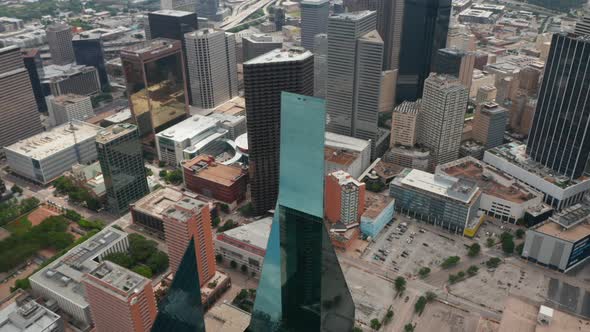 Backwards Tiltup Reveal of Cityscape alt