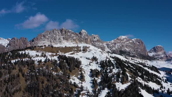 Pizes De Cir Mountain and Gardena Pass in Winter alt