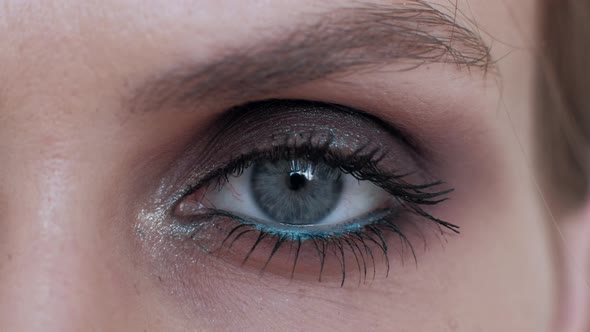 Video of a Woman Opening Her Blue Eye alt