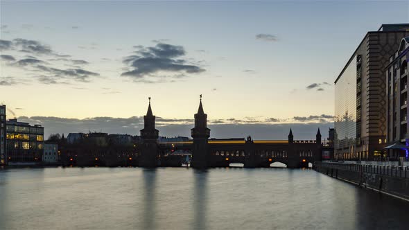 Day to Night Time Lapse of Oberbaum Bridge with Spree River, Berlin, Germany alt