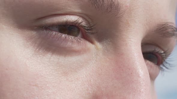 Brown eye without makeup of young woman, close up alt