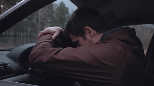 the driver is disappointed, can not start your car. alt