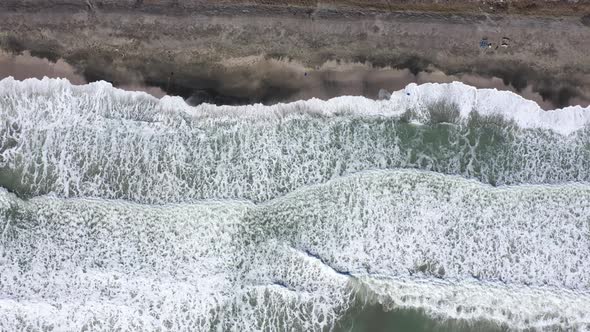 Big waves crashing on the beach alt