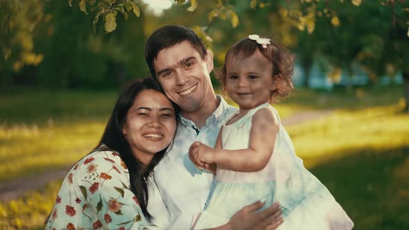 Happy Young Family on Nature alt