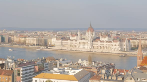 Parliament building panning  on Danube river bank 4K 2160p UltraHD footage - Budapest Hungarian capi alt