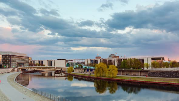 Day to Night Time Lapse of Berlin cityscape with spree river, Berlin, Germany alt
