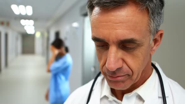 Doctor working in a hospital alt