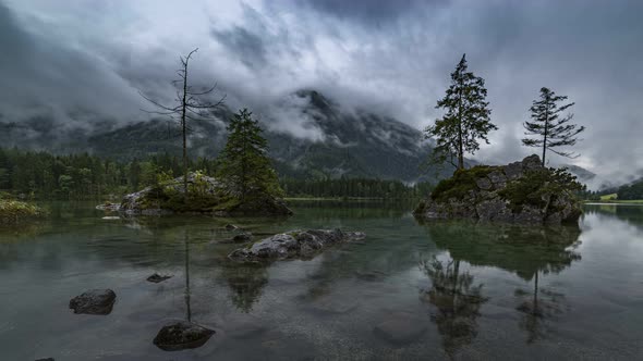 Misty mountain lake Hintersee in Berchtesgaden national park, Timelapse alt