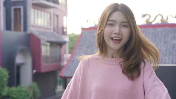 Asian tourist woman feeling happy traveling in Beijing ,Lifestyle backpack tourist travel holiday. alt