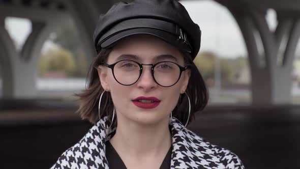 Portrait of Woman in Hat Looking at Camera. Beautiful Fashionable Model alt