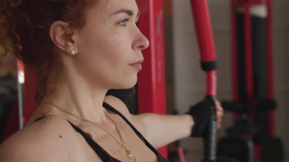 Young Attractive Sports Woman Training. Close Up alt