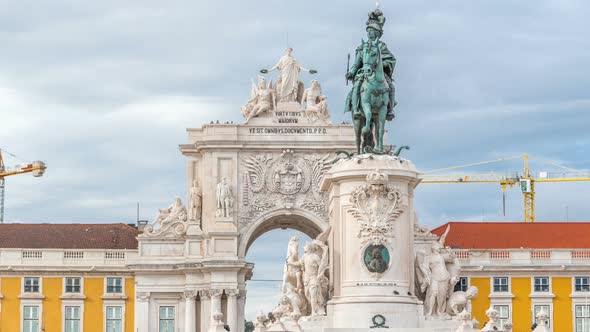 Triumphal Arch at Rua Augusta and Bronze Statue of King Jose I at Commerce Square Timelapse in alt