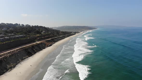Coastline beach in Del Mar, San Diego, California alt