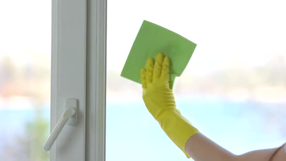 Hand in Glove Cleaning Window alt