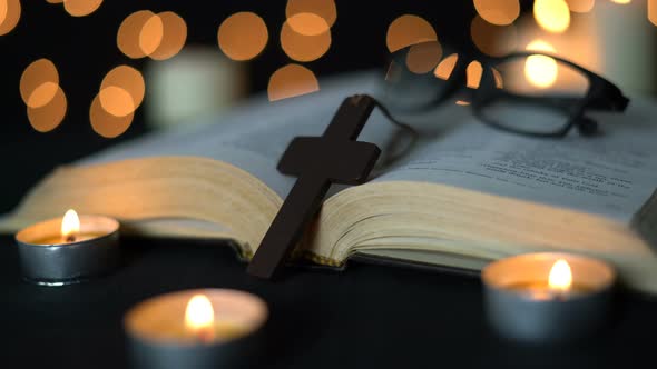 Bible And Cross alt