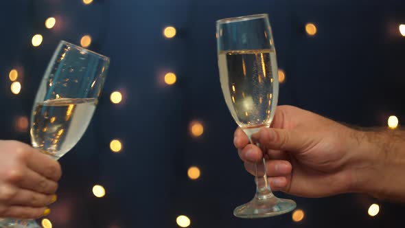 Clinking Glasses alt