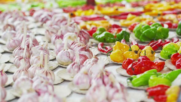 Static shot of garlic and different varieties of pepper in a market in Rio de Janeiro, Brazil alt