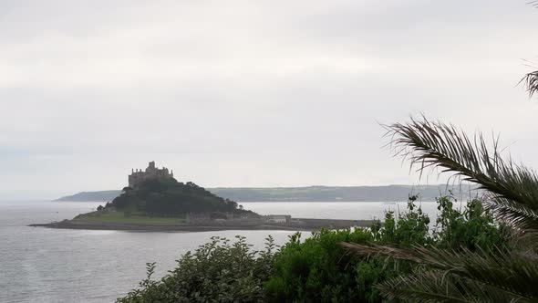 View from a terrace in Marazion of the english medieval castle and church of St Michael's Mount in C alt
