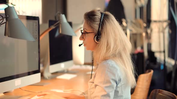 Employment Recruiter On Client Briefing. Consultant Insurance Consulting And Sales Presentation. alt