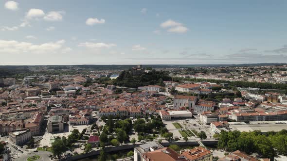 Drone flight reveals layout of Leiria city, with its castle in center