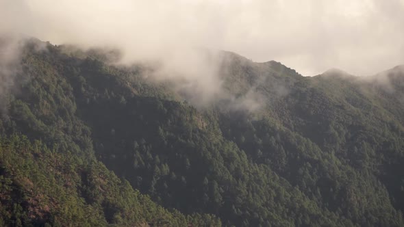 Cloudsing over Cumbre Vieja on the island La Palma. alt