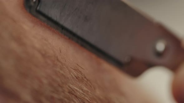 Beard razor at the hairdresser alt