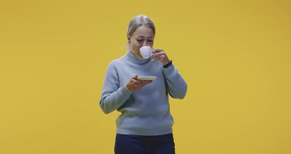 Young Woman Drinking Coffee alt
