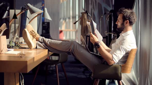 Agent Negotiate Contract On Consulting Solution. Worker On Insurance Policy Profitable Credit Bank. alt