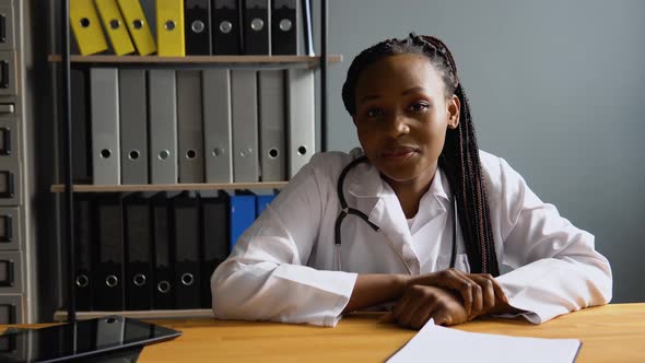 Woman Therapist Videoconferencing Talking to Camera in Remote Chat alt