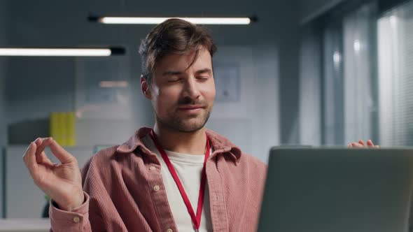 Stressed Young Hipster Entrepreneur Meditate at Workplace alt