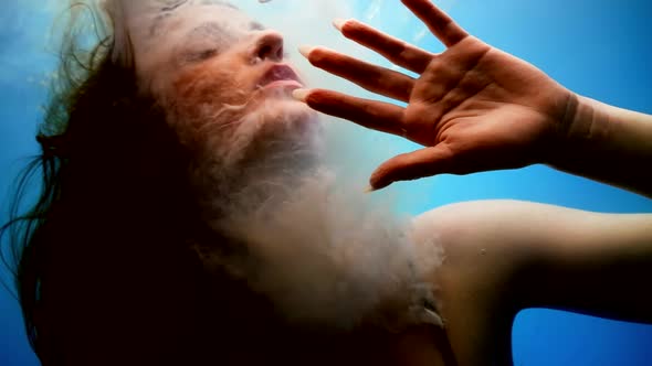 Art Portrait of a Woman in a Dream Lying in the Water Column and Floating in Slow Motion As in Space alt