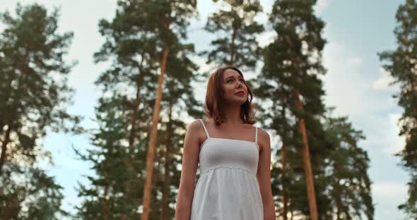 Portrait of a Beautiful Girl Walking in a Pine Forest. Rest in the Forest, Beautiful Nature. , 10Bit alt