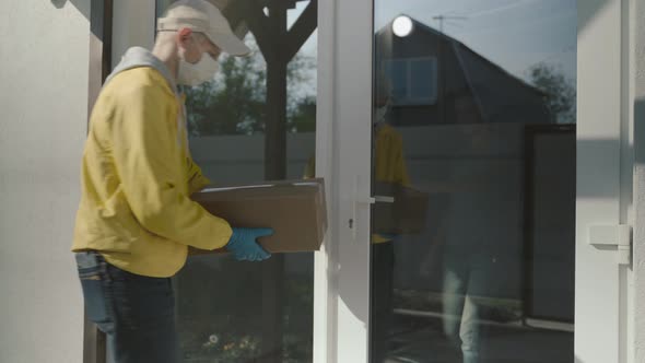 Courier Man Wearing Face Mask And Rubber Gloves Delivery Service alt